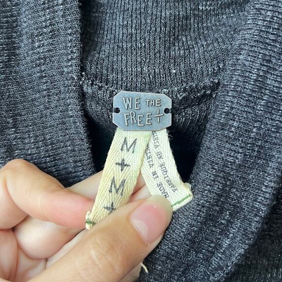 Free People We The Free Split Back Turtleneck Sweater in Charcoal Size M - Picture 5 of 7